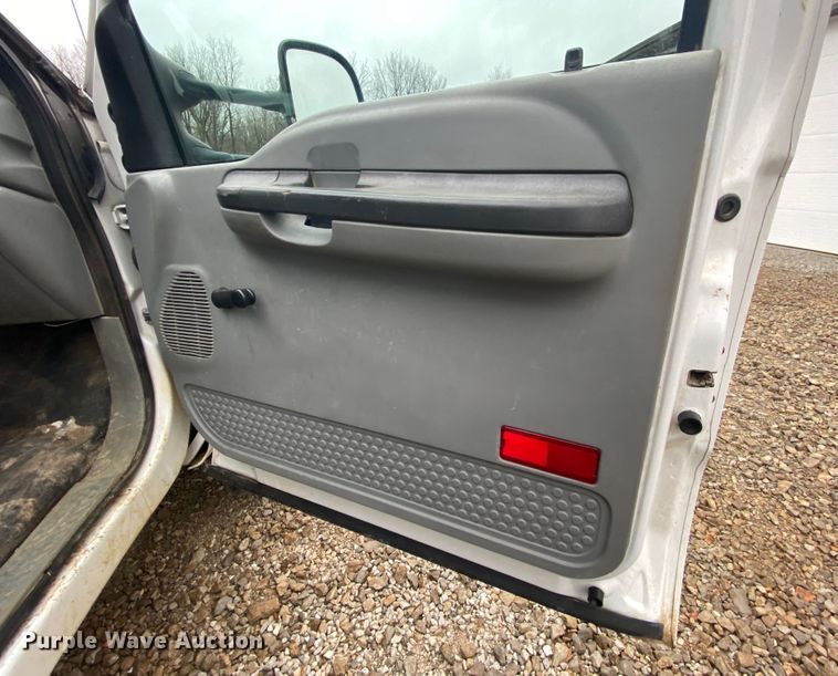 image for item HR9358 2005 Ford F550 XL Super Duty  bucket truck