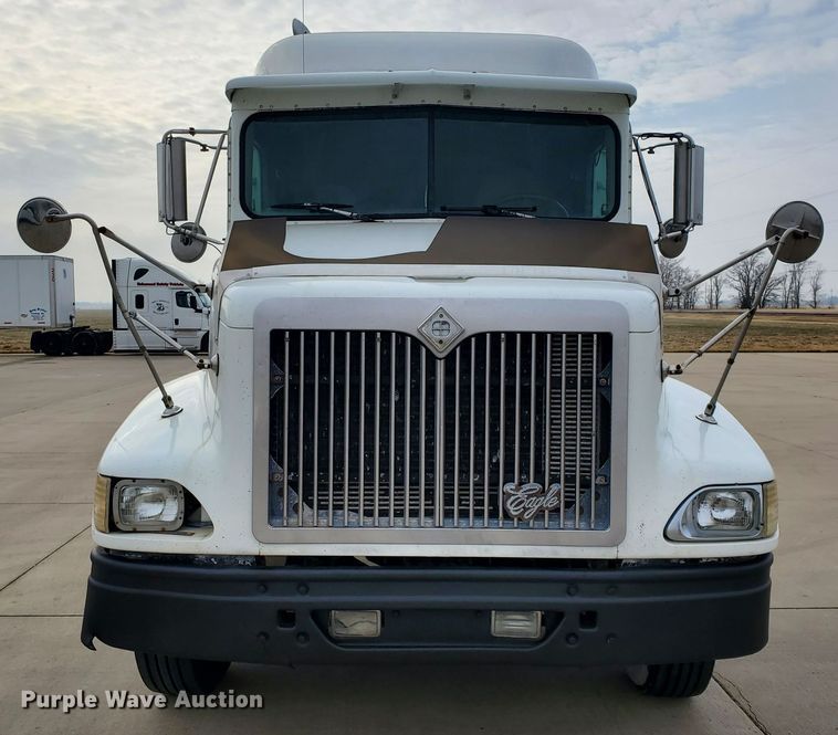 image for item HW9634 1997 International 9200  semi truck