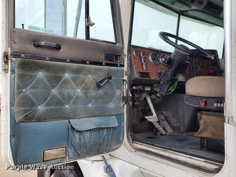 image for item HW9634 1997 International 9200  semi truck