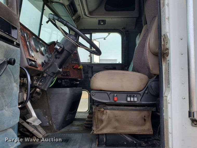 image for item HW9634 1997 International 9200  semi truck