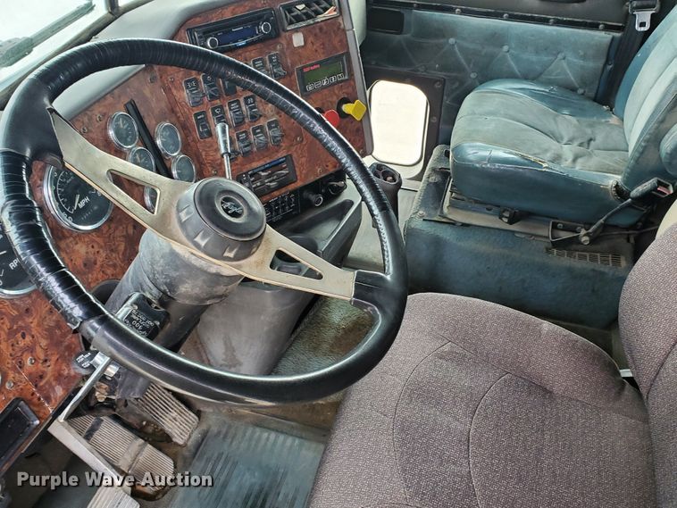 image for item HW9634 1997 International 9200  semi truck