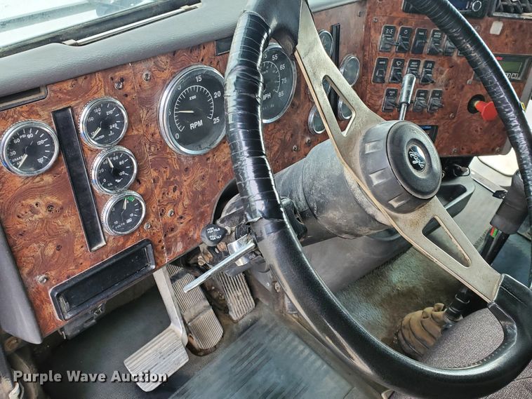 image for item HW9634 1997 International 9200  semi truck