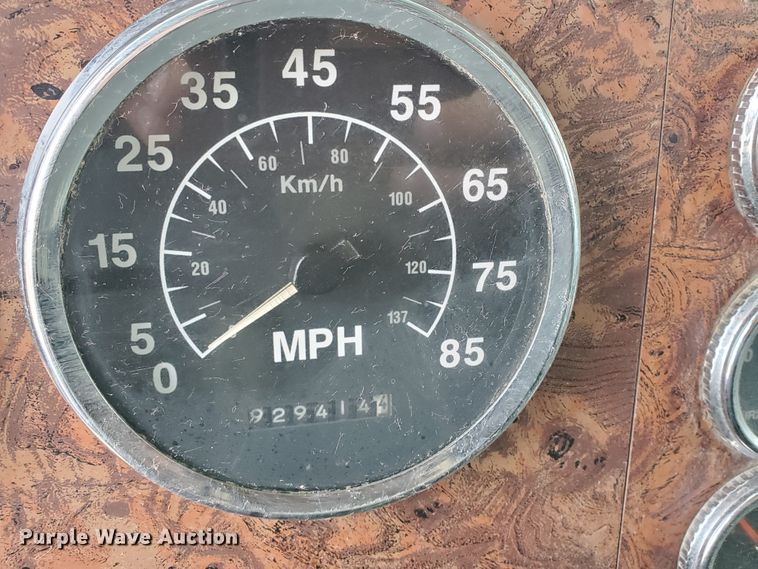 image for item HW9634 1997 International 9200  semi truck