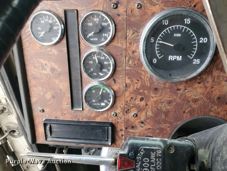 image for item HW9634 1997 International 9200  semi truck