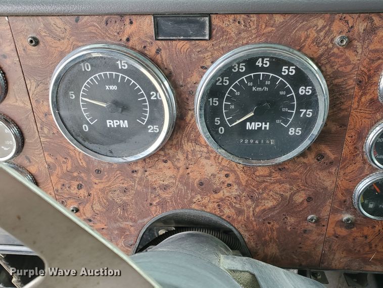 image for item HW9634 1997 International 9200  semi truck