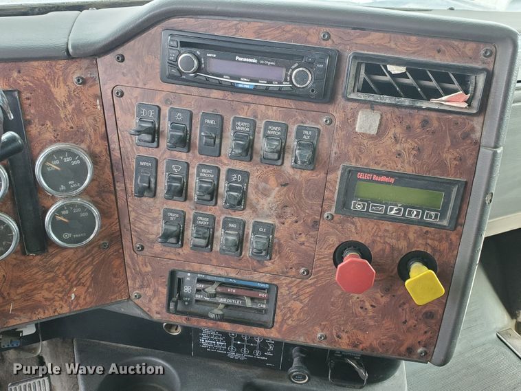 image for item HW9634 1997 International 9200  semi truck