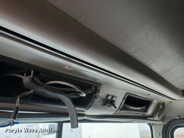 image for item HW9634 1997 International 9200  semi truck