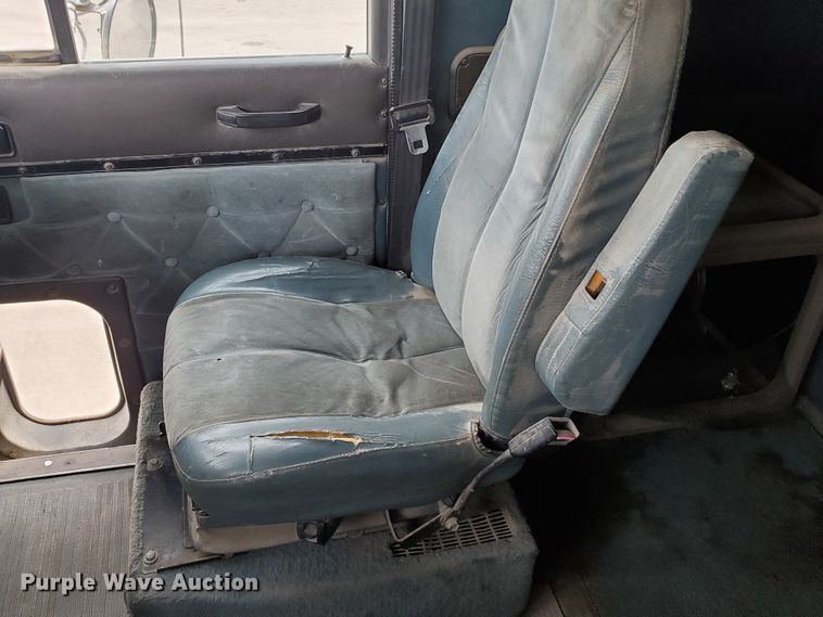 image for item HW9634 1997 International 9200  semi truck