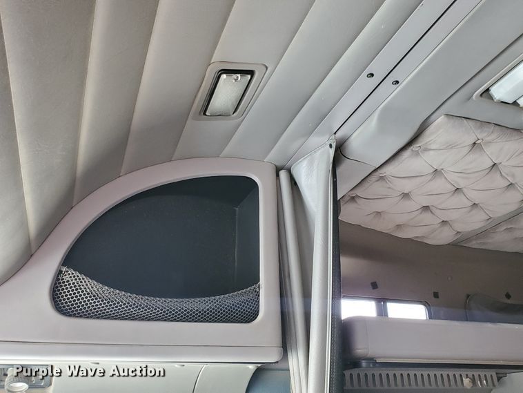 image for item HW9634 1997 International 9200  semi truck