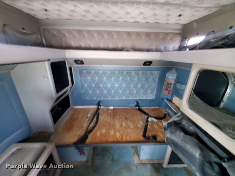 image for item HW9634 1997 International 9200  semi truck