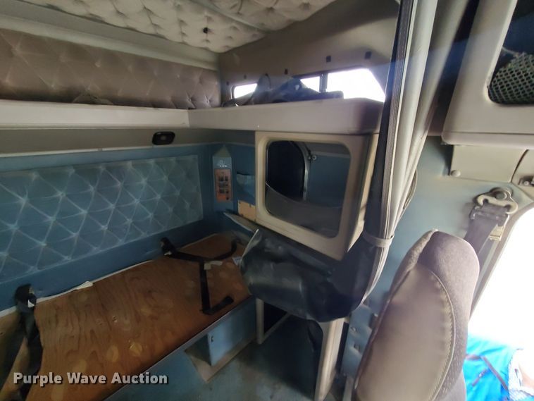 image for item HW9634 1997 International 9200  semi truck