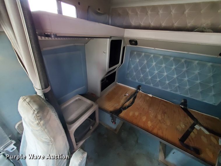 image for item HW9634 1997 International 9200  semi truck