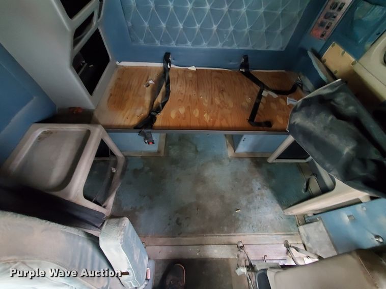 image for item HW9634 1997 International 9200  semi truck