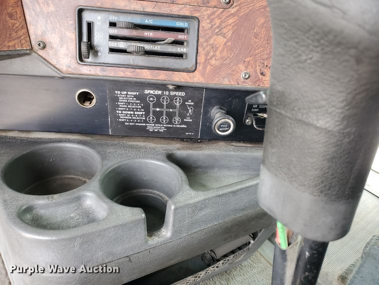 image for item HW9634 1997 International 9200  semi truck