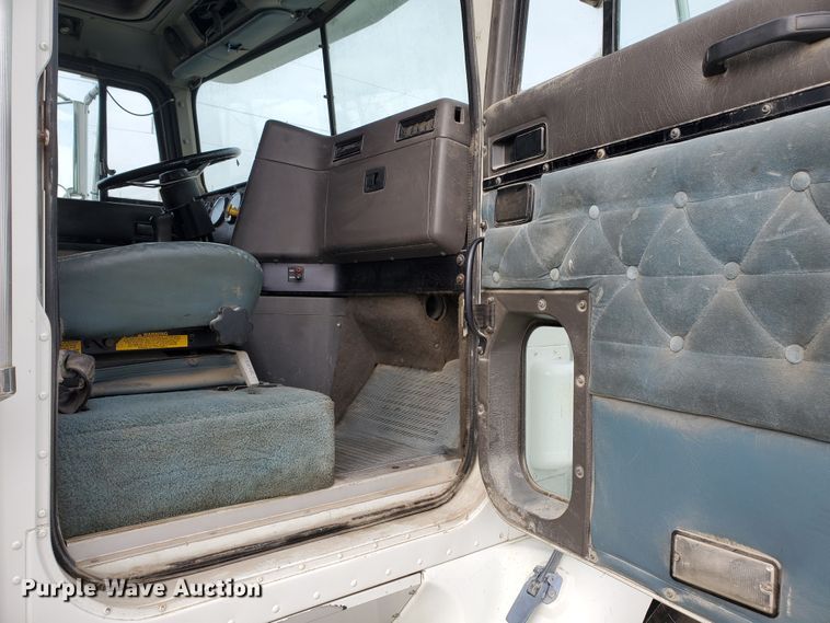 image for item HW9634 1997 International 9200  semi truck