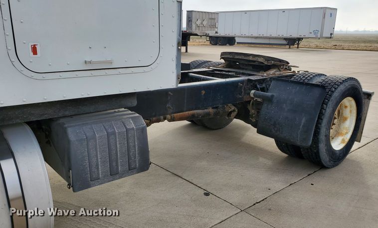 image for item HW9634 1997 International 9200  semi truck