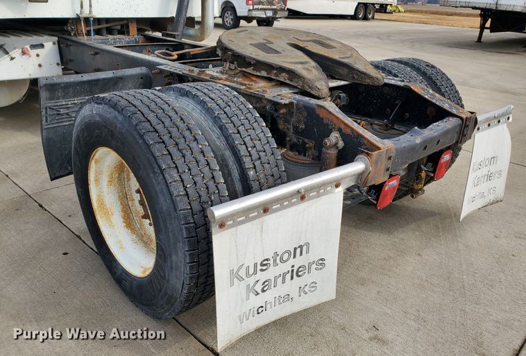 image for item HW9634 1997 International 9200  semi truck