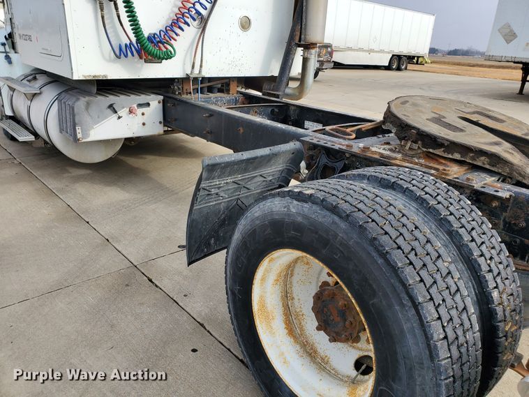 image for item HW9634 1997 International 9200  semi truck