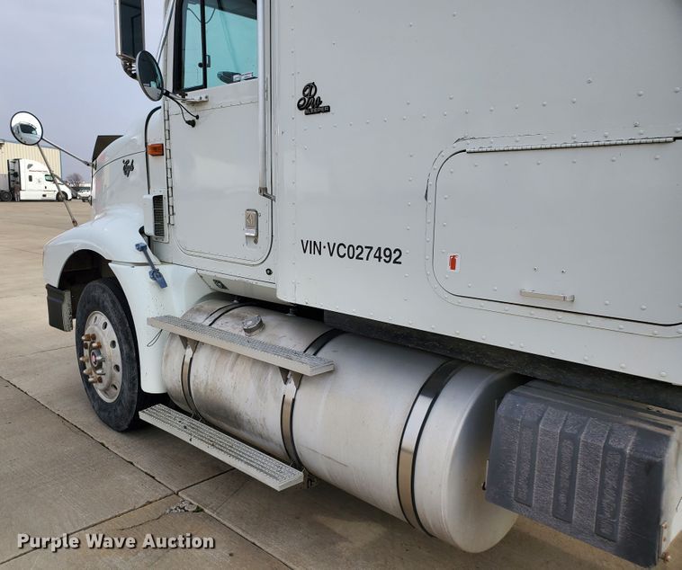 image for item HW9634 1997 International 9200  semi truck