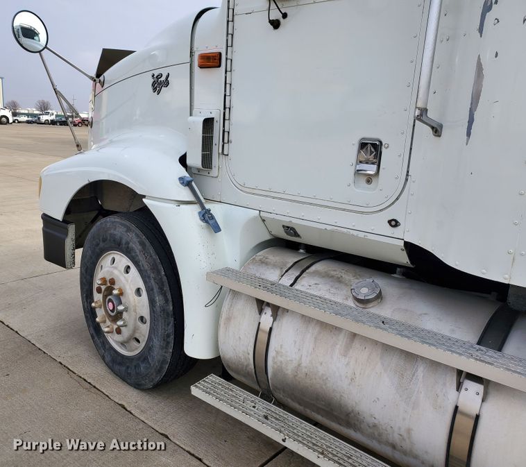 image for item HW9634 1997 International 9200  semi truck