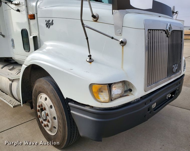 image for item HW9634 1997 International 9200  semi truck