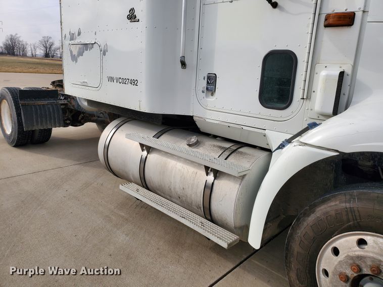 image for item HW9634 1997 International 9200  semi truck