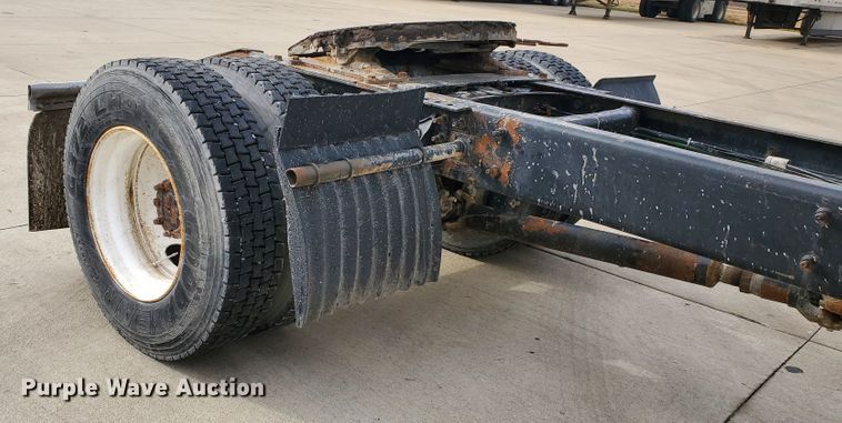 image for item HW9634 1997 International 9200  semi truck