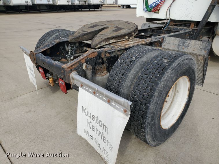 image for item HW9634 1997 International 9200  semi truck