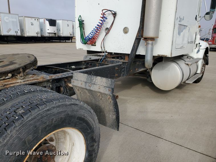 image for item HW9634 1997 International 9200  semi truck