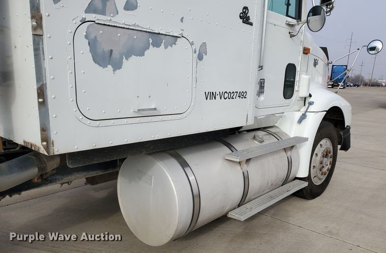 image for item HW9634 1997 International 9200  semi truck