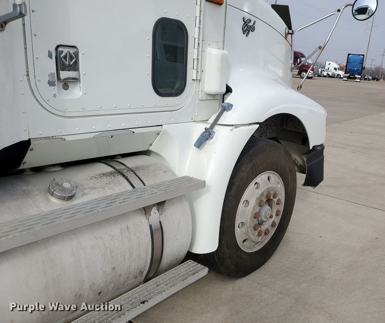 image for item HW9634 1997 International 9200  semi truck