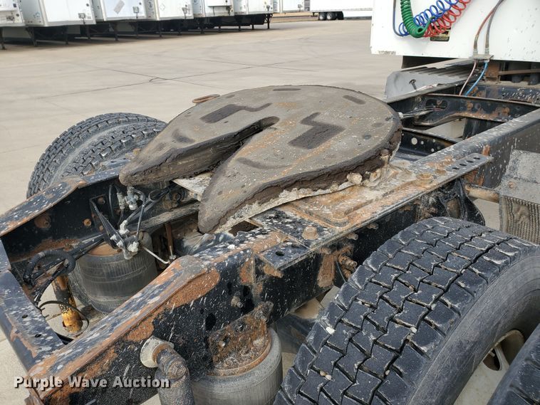 image for item HW9634 1997 International 9200  semi truck