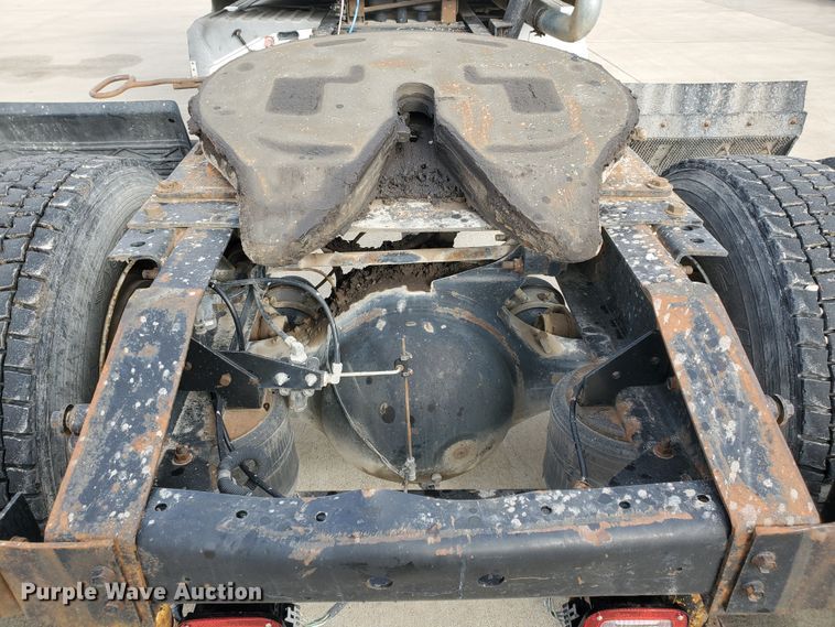 image for item HW9634 1997 International 9200  semi truck