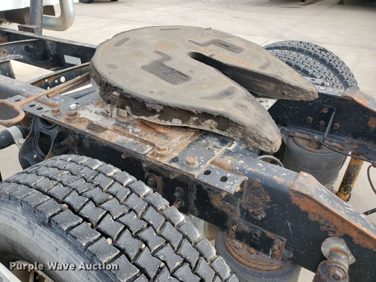 image for item HW9634 1997 International 9200  semi truck