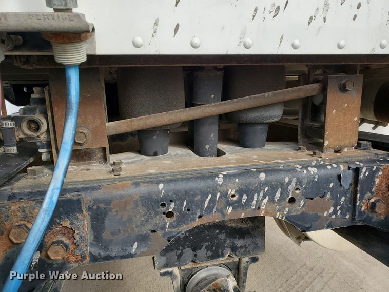 image for item HW9634 1997 International 9200  semi truck