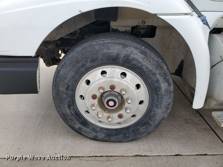 image for item HW9634 1997 International 9200  semi truck