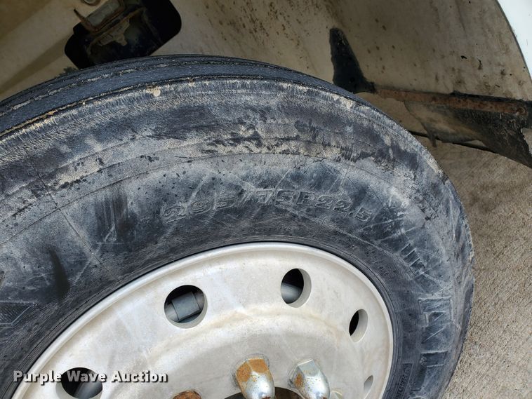 image for item HW9634 1997 International 9200  semi truck