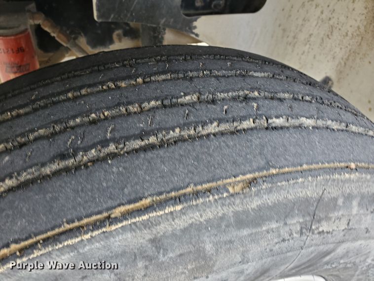 image for item HW9634 1997 International 9200  semi truck