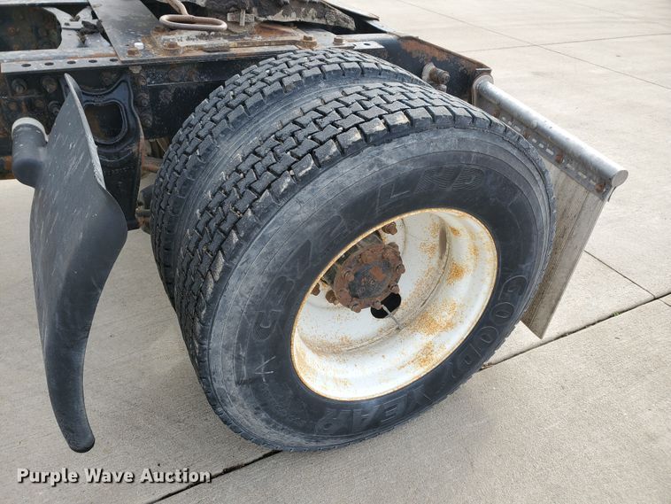 image for item HW9634 1997 International 9200  semi truck