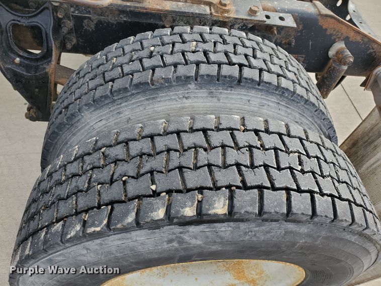 image for item HW9634 1997 International 9200  semi truck