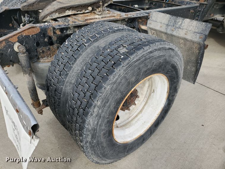 image for item HW9634 1997 International 9200  semi truck