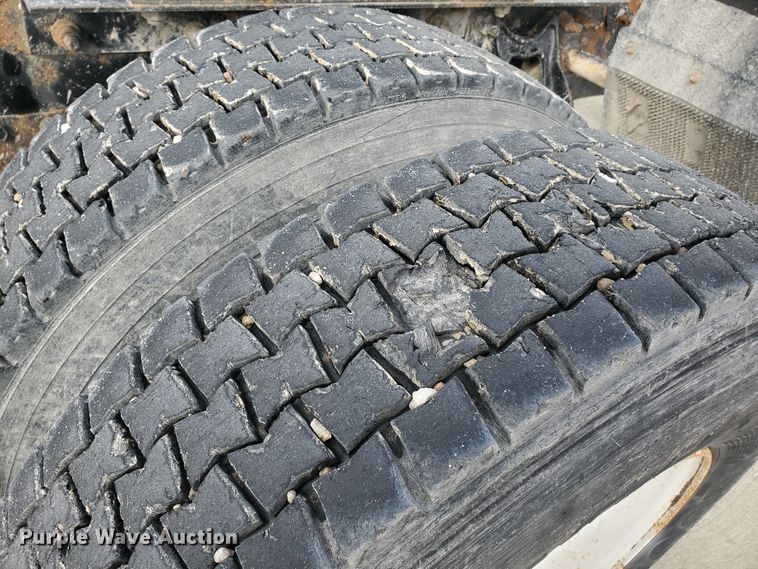 image for item HW9634 1997 International 9200  semi truck