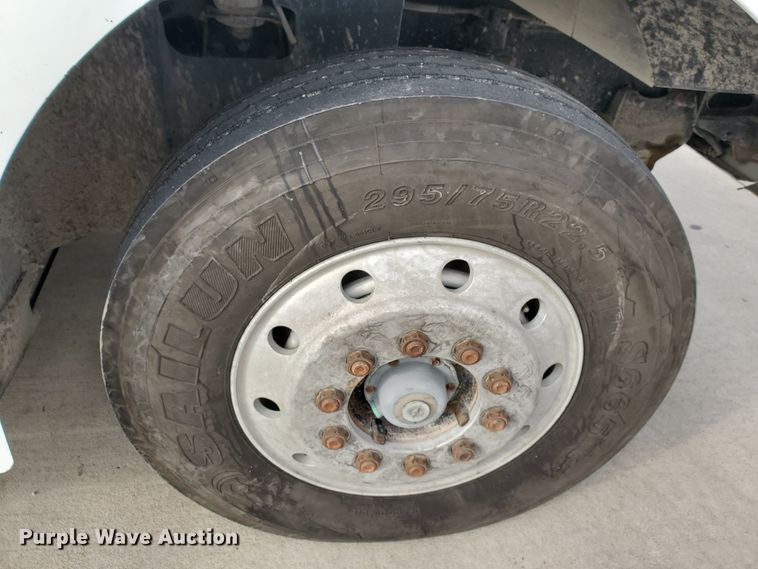 image for item HW9634 1997 International 9200  semi truck