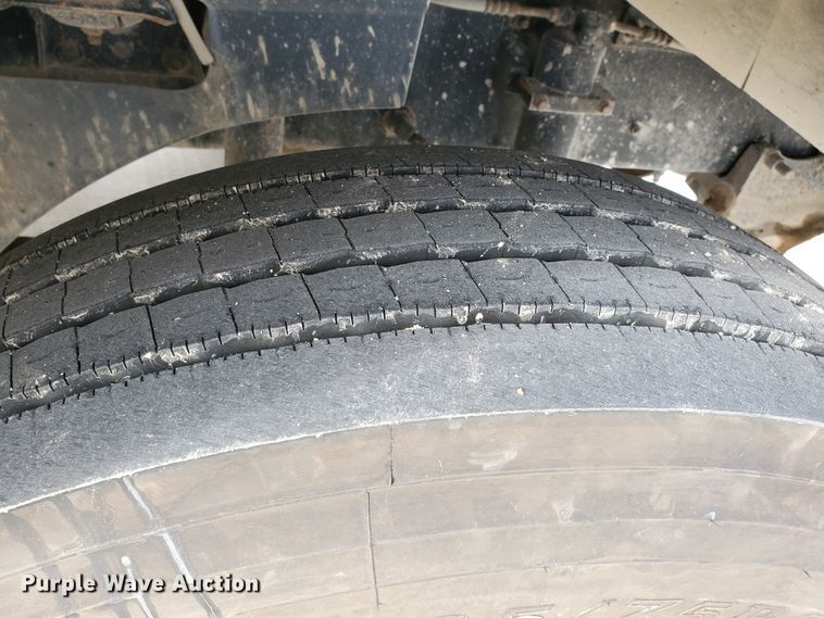 image for item HW9634 1997 International 9200  semi truck