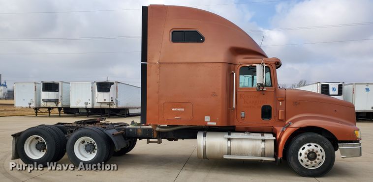 image for item HW9636 2007 International 9400  semi truck