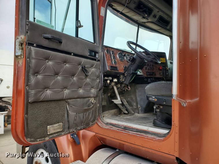 image for item HW9636 2007 International 9400  semi truck