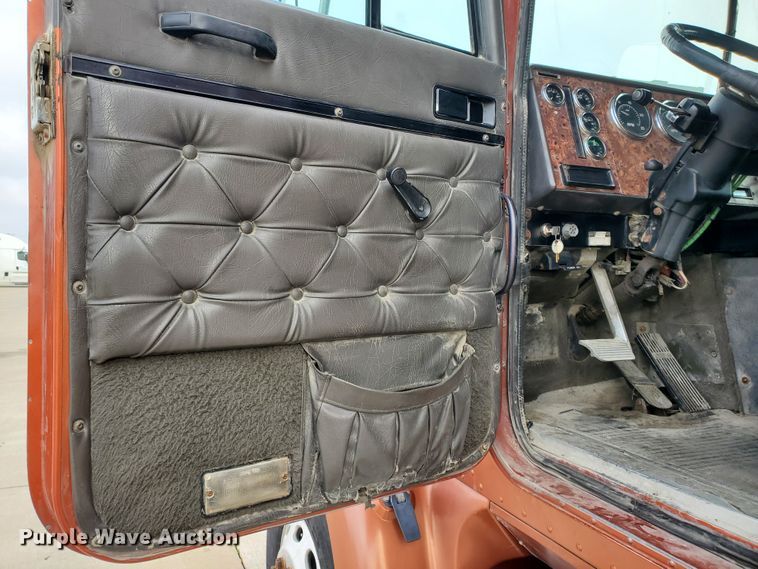 image for item HW9636 2007 International 9400  semi truck