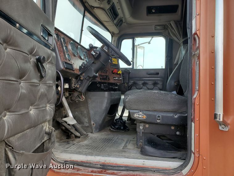 image for item HW9636 2007 International 9400  semi truck