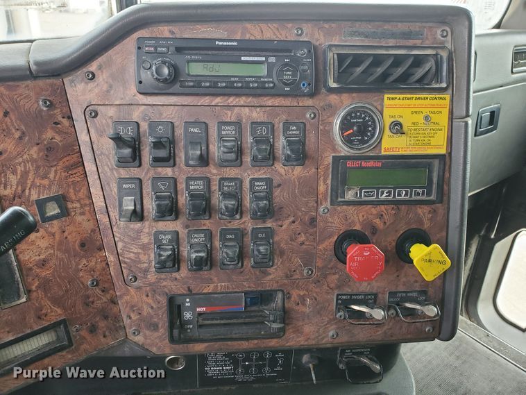 image for item HW9636 2007 International 9400  semi truck