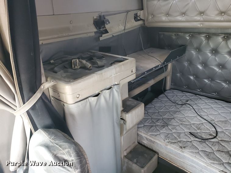 image for item HW9636 2007 International 9400  semi truck